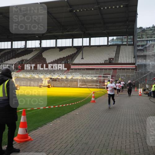 07.12.2025 - St. Pauli X-Mass-Run No. 15 Fabian Wolf http://msf.ph/oto/9418001 07.12.2025 11:23:03 Ziel 69, 2023, 2373, 4249, 4824 meine-sportfotos.de