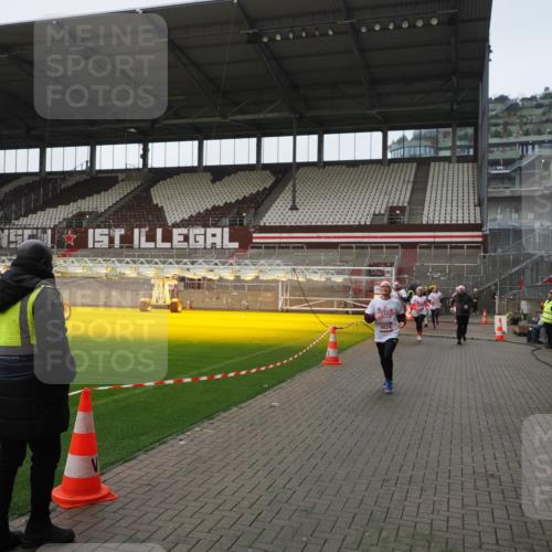 07.12.2025 - St. Pauli X-Mass-Run No. 15 Fabian Wolf http://msf.ph/oto/9418002 07.12.2025 11:23:03 Ziel 69, 2023, 2373, 4249, 4824 meine-sportfotos.de