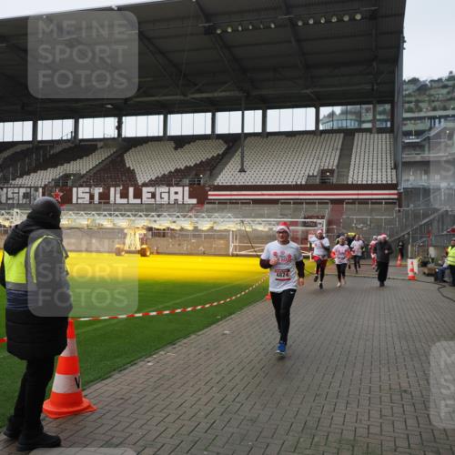 07.12.2025 - St. Pauli X-Mass-Run No. 15 Fabian Wolf http://msf.ph/oto/9418005 07.12.2025 11:23:03 Ziel 69, 2023, 2373, 4249, 4824 meine-sportfotos.de