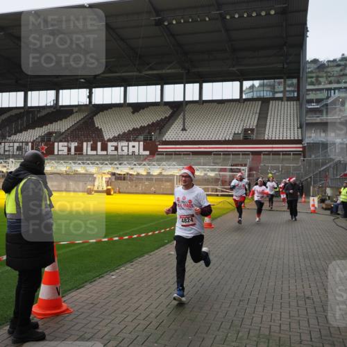07.12.2025 - St. Pauli X-Mass-Run No. 15 Fabian Wolf http://msf.ph/oto/9418007 07.12.2025 11:23:04 Ziel 21, 69, 2023, 2373, 4249, 4824 meine-sportfotos.de