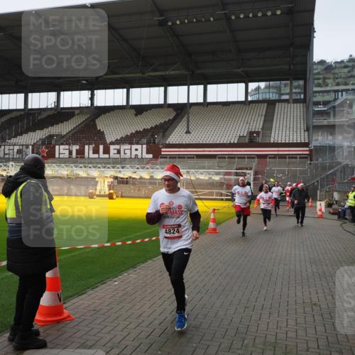 07.12.2025 - St. Pauli X-Mass-Run No. 15 Fabian Wolf http://msf.ph/oto/9418008 07.12.2025 11:23:04 Ziel 21, 69, 2023, 2373, 4249, 4824 meine-sportfotos.de