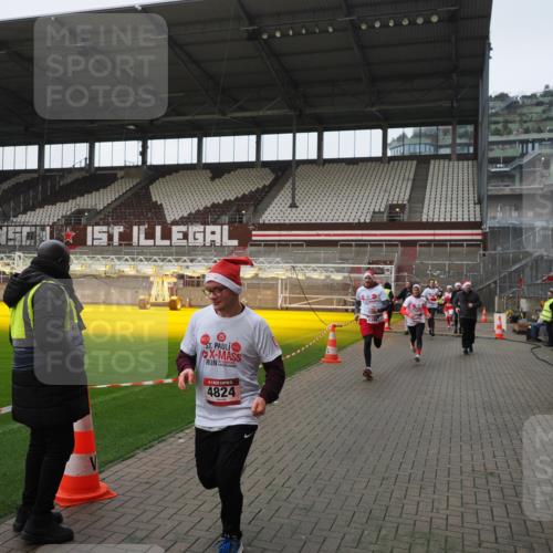 07.12.2025 - St. Pauli X-Mass-Run No. 15 Fabian Wolf http://msf.ph/oto/9418009 07.12.2025 11:23:04 Ziel 21, 69, 2023, 2373, 4249, 4824 meine-sportfotos.de