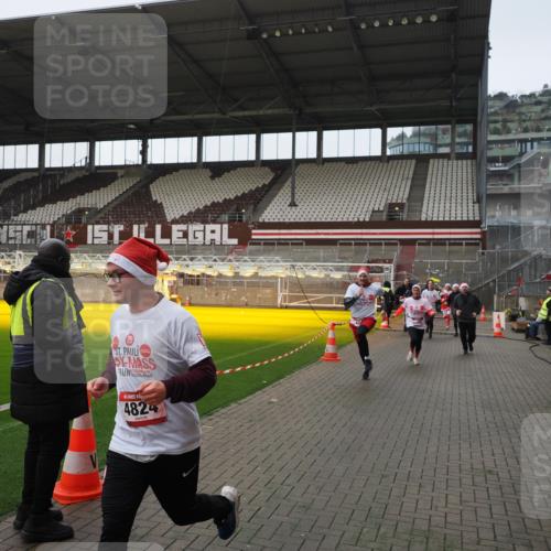 07.12.2025 - St. Pauli X-Mass-Run No. 15 Fabian Wolf http://msf.ph/oto/9418010 07.12.2025 11:23:04 Ziel 21, 69, 2023, 2373, 4249, 4824 meine-sportfotos.de