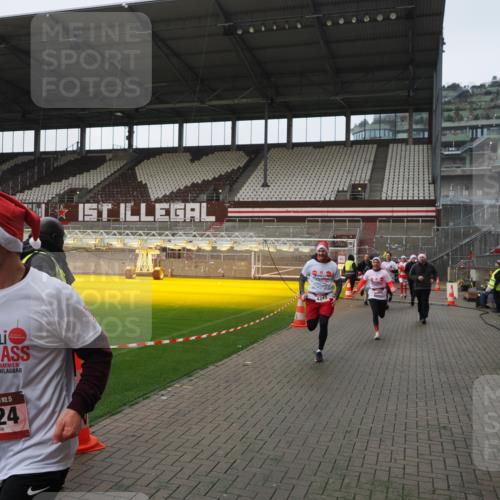 07.12.2025 - St. Pauli X-Mass-Run No. 15 Fabian Wolf http://msf.ph/oto/9418011 07.12.2025 11:23:05 Ziel 21, 69, 2023, 2373, 4249, 4824 meine-sportfotos.de