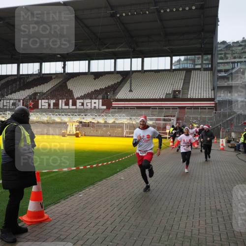 07.12.2025 - St. Pauli X-Mass-Run No. 15 Fabian Wolf http://msf.ph/oto/9418013 07.12.2025 11:23:05 Ziel 21, 69, 2023, 2373, 4249, 4824 meine-sportfotos.de