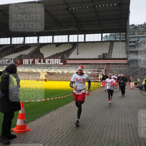 07.12.2025 - St. Pauli X-Mass-Run No. 15 Fabian Wolf http://msf.ph/oto/9418014 07.12.2025 11:23:05 Ziel 21, 69, 2023, 2373, 4249, 4824 meine-sportfotos.de