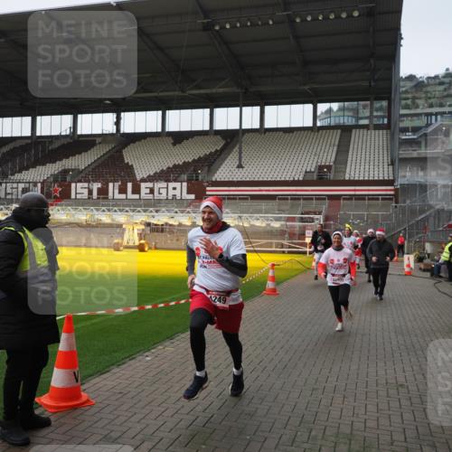 07.12.2025 - St. Pauli X-Mass-Run No. 15 Fabian Wolf http://msf.ph/oto/9418015 07.12.2025 11:23:05 Ziel 21, 69, 2023, 2373, 4249, 4824 meine-sportfotos.de