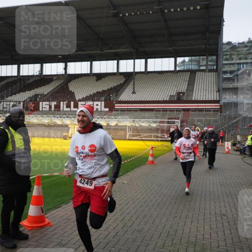 07.12.2025 - St. Pauli X-Mass-Run No. 15 Fabian Wolf http://msf.ph/oto/9418016 07.12.2025 11:23:06 Ziel 21, 69, 2023, 2373, 4249, 4824 meine-sportfotos.de