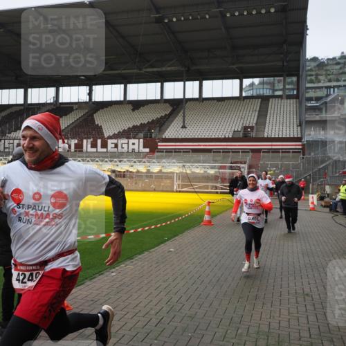07.12.2025 - St. Pauli X-Mass-Run No. 15 Fabian Wolf http://msf.ph/oto/9418017 07.12.2025 11:23:06 Ziel 21, 69, 2023, 2373, 4249, 4824 meine-sportfotos.de