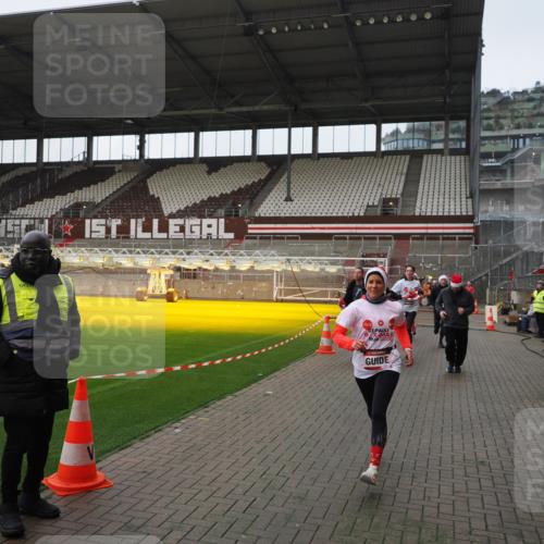 07.12.2025 - St. Pauli X-Mass-Run No. 15 Fabian Wolf http://msf.ph/oto/9418019 07.12.2025 11:23:06 Ziel 21, 69, 2023, 2373, 4249, 4824 meine-sportfotos.de
