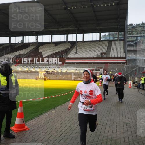 07.12.2025 - St. Pauli X-Mass-Run No. 15 Fabian Wolf http://msf.ph/oto/9418021 07.12.2025 11:23:07 Ziel 21, 69, 2023, 2373, 4249, 4824 meine-sportfotos.de