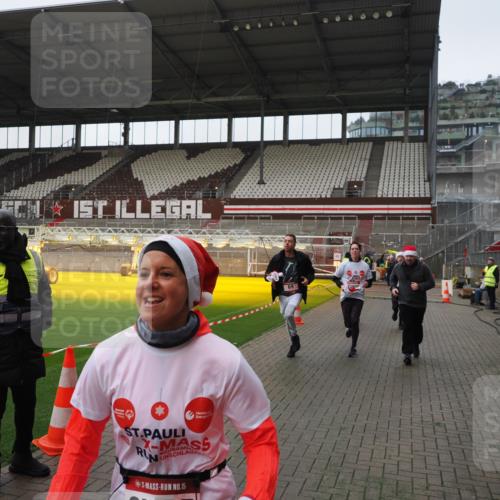 07.12.2025 - St. Pauli X-Mass-Run No. 15 Fabian Wolf http://msf.ph/oto/9418023 07.12.2025 11:23:07 Ziel 21, 69, 2023, 2373, 4249, 4824 meine-sportfotos.de
