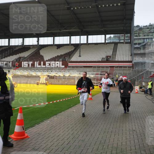 07.12.2025 - St. Pauli X-Mass-Run No. 15 Fabian Wolf http://msf.ph/oto/9418024 07.12.2025 11:23:07 Ziel 21, 69, 2023, 2373, 4249, 4824 meine-sportfotos.de