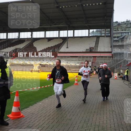 07.12.2025 - St. Pauli X-Mass-Run No. 15 Fabian Wolf http://msf.ph/oto/9418026 07.12.2025 11:23:08 Ziel 21, 69, 2023, 2373, 4249, 4824 meine-sportfotos.de