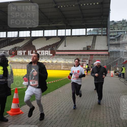 07.12.2025 - St. Pauli X-Mass-Run No. 15 Fabian Wolf http://msf.ph/oto/9418028 07.12.2025 11:23:08 Ziel 21, 69, 2023, 2373, 4249, 4824 meine-sportfotos.de