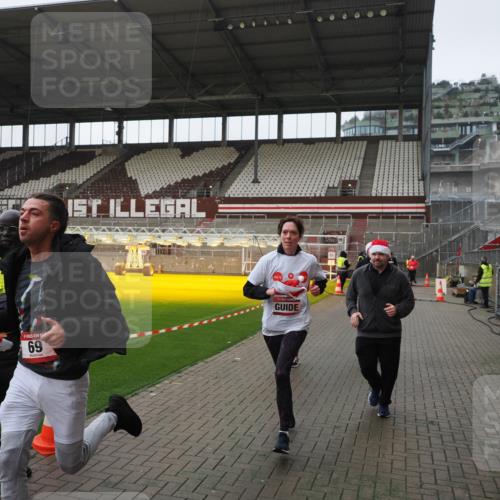 07.12.2025 - St. Pauli X-Mass-Run No. 15 Fabian Wolf http://msf.ph/oto/9418029 07.12.2025 11:23:08 Ziel 21, 69, 2023, 2373, 4249, 4824 meine-sportfotos.de