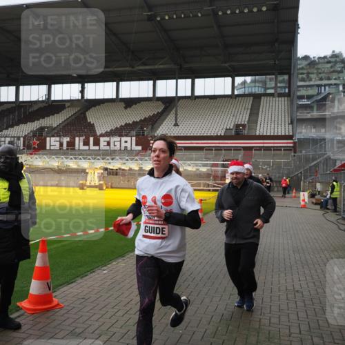 07.12.2025 - St. Pauli X-Mass-Run No. 15 Fabian Wolf http://msf.ph/oto/9418031 07.12.2025 11:23:09 Ziel 21, 69, 2023, 2373, 4249, 4824 meine-sportfotos.de