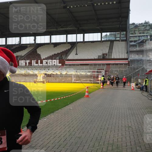 07.12.2025 - St. Pauli X-Mass-Run No. 15 Fabian Wolf http://msf.ph/oto/9418041 07.12.2025 11:23:11 Ziel 21, 69, 1141, 2023, 2373, 2821, 2823, 4249, 4824 meine-sportfotos.de