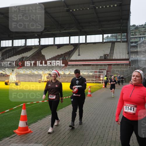 07.12.2025 - St. Pauli X-Mass-Run No. 15 Fabian Wolf http://msf.ph/oto/9418048 07.12.2025 11:23:25 Ziel 714, 1141, 2821, 2823, 3302, 4648 meine-sportfotos.de