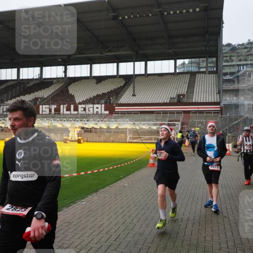07.12.2025 - St. Pauli X-Mass-Run No. 15 Fabian Wolf http://msf.ph/oto/9418052 07.12.2025 11:23:27 Ziel 714, 1141, 2037, 2821, 2823, 3302, 4648 meine-sportfotos.de
