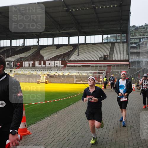 07.12.2025 - St. Pauli X-Mass-Run No. 15 Fabian Wolf http://msf.ph/oto/9418053 07.12.2025 11:23:28 Ziel 714, 1141, 2037, 2821, 2823, 3302, 4648 meine-sportfotos.de