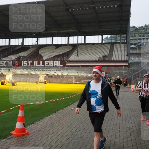 07.12.2025 - St. Pauli X-Mass-Run No. 15 Fabian Wolf http://msf.ph/oto/9418055 07.12.2025 11:23:30 Ziel 714, 1141, 2037, 2821, 2823, 3302, 4648 meine-sportfotos.de