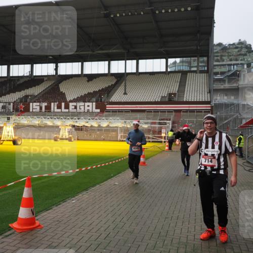 07.12.2025 - St. Pauli X-Mass-Run No. 15 Fabian Wolf http://msf.ph/oto/9418057 07.12.2025 11:23:32 Ziel 714, 2037, 2387, 2389, 2409, 3302, 4648 meine-sportfotos.de