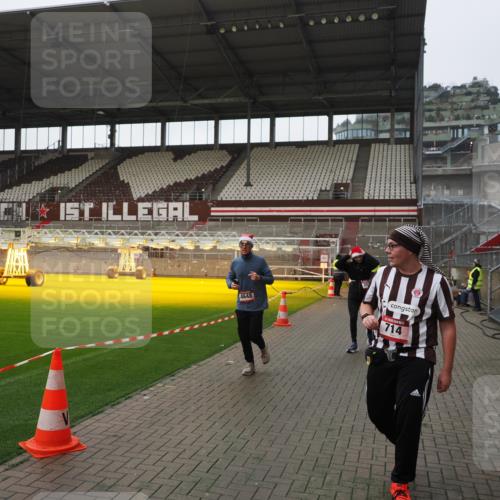 07.12.2025 - St. Pauli X-Mass-Run No. 15 Fabian Wolf http://msf.ph/oto/9418059 07.12.2025 11:23:32 Ziel 714, 2037, 2387, 2389, 2409, 3302, 4648 meine-sportfotos.de