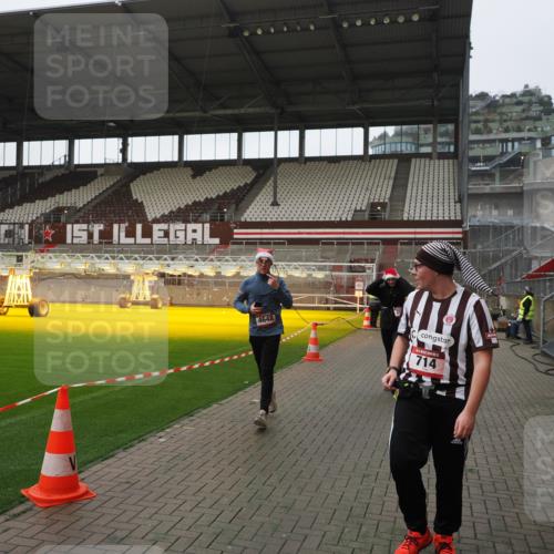 07.12.2025 - St. Pauli X-Mass-Run No. 15 Fabian Wolf http://msf.ph/oto/9418060 07.12.2025 11:23:33 Ziel 714, 2037, 2387, 2389, 2409, 3190, 3191, 3302, 4648 meine-sportfotos.de