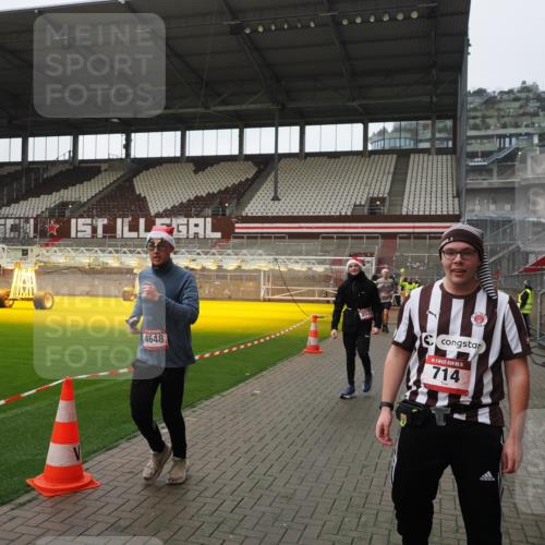 07.12.2025 - St. Pauli X-Mass-Run No. 15 Fabian Wolf http://msf.ph/oto/9418061 07.12.2025 11:23:34 Ziel 714, 2037, 2387, 2389, 2409, 3190, 3191, 3302, 4648 meine-sportfotos.de