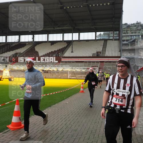 07.12.2025 - St. Pauli X-Mass-Run No. 15 Fabian Wolf http://msf.ph/oto/9418062 07.12.2025 11:23:34 Ziel 714, 2037, 2387, 2389, 2409, 3190, 3191, 3302, 4648 meine-sportfotos.de