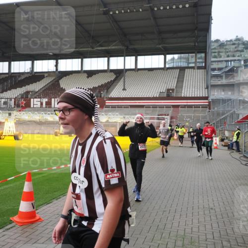 07.12.2025 - St. Pauli X-Mass-Run No. 15 Fabian Wolf http://msf.ph/oto/9418065 07.12.2025 11:23:35 Ziel 714, 2037, 2387, 2389, 2409, 3190, 3191, 3302, 4648 meine-sportfotos.de