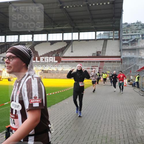 07.12.2025 - St. Pauli X-Mass-Run No. 15 Fabian Wolf http://msf.ph/oto/9418066 07.12.2025 11:23:35 Ziel 714, 2037, 2387, 2389, 2409, 3190, 3191, 3302, 4648 meine-sportfotos.de