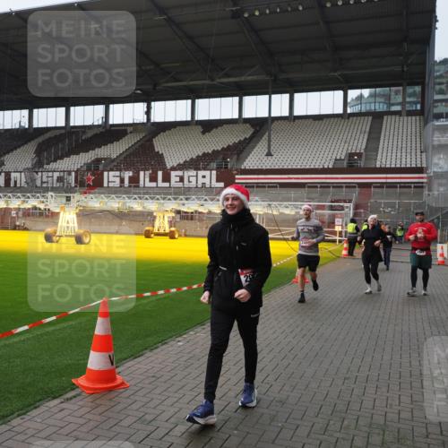 07.12.2025 - St. Pauli X-Mass-Run No. 15 Fabian Wolf http://msf.ph/oto/9418072 07.12.2025 11:23:36 Ziel 714, 2037, 2387, 2389, 2409, 3190, 3191, 3302, 4648 meine-sportfotos.de