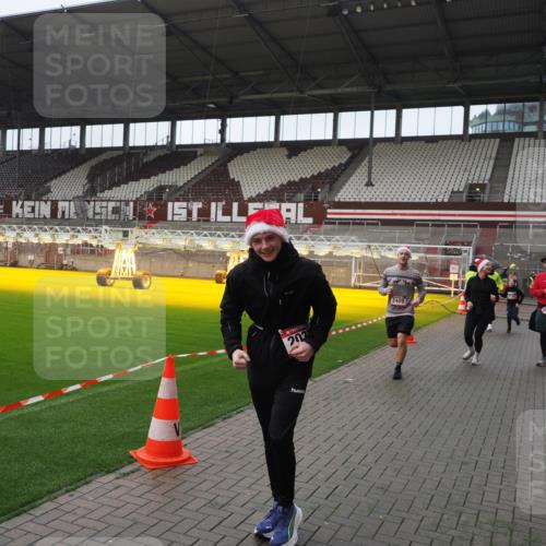 07.12.2025 - St. Pauli X-Mass-Run No. 15 Fabian Wolf http://msf.ph/oto/9418074 07.12.2025 11:23:37 Ziel 714, 2037, 2387, 2389, 2409, 3190, 3191, 3302, 4648 meine-sportfotos.de