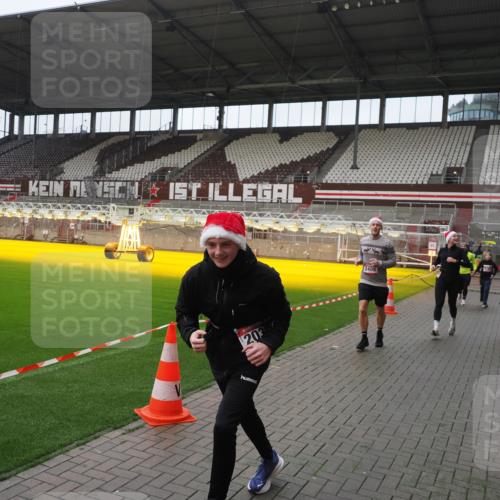 07.12.2025 - St. Pauli X-Mass-Run No. 15 Fabian Wolf http://msf.ph/oto/9418075 07.12.2025 11:23:37 Ziel 714, 2037, 2387, 2389, 2409, 3190, 3191, 3302, 4648 meine-sportfotos.de