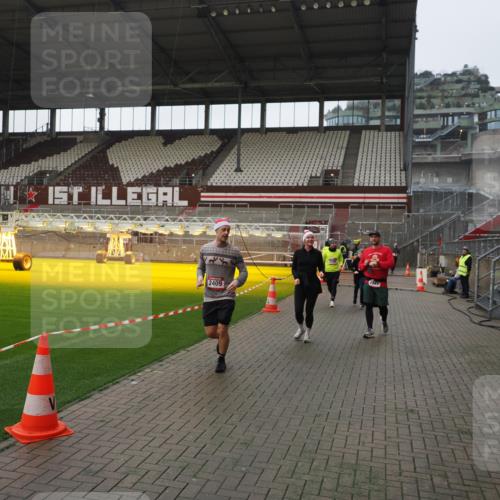 07.12.2025 - St. Pauli X-Mass-Run No. 15 Fabian Wolf http://msf.ph/oto/9418076 07.12.2025 11:23:37 Ziel 714, 2037, 2387, 2389, 2409, 3190, 3191, 3302, 4648 meine-sportfotos.de