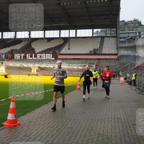 07.12.2025 - St. Pauli X-Mass-Run No. 15 Fabian Wolf http://msf.ph/oto/9418077 07.12.2025 11:23:38 Ziel 2037, 2387, 2389, 2409, 3190, 3191, 3302, 4648 meine-sportfotos.de
