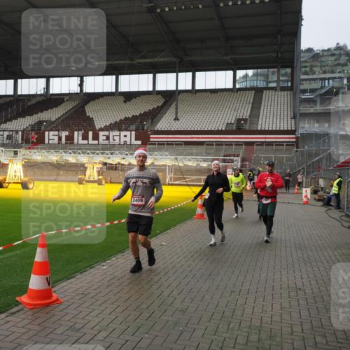 07.12.2025 - St. Pauli X-Mass-Run No. 15 Fabian Wolf http://msf.ph/oto/9418078 07.12.2025 11:23:38 Ziel 2037, 2387, 2389, 2409, 3190, 3191, 3302, 4648 meine-sportfotos.de