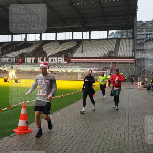 07.12.2025 - St. Pauli X-Mass-Run No. 15 Fabian Wolf http://msf.ph/oto/9418082 07.12.2025 11:23:39 Ziel 2037, 2387, 2389, 2409, 3190, 3191, 3302, 4648 meine-sportfotos.de
