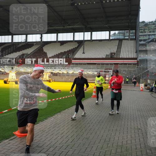 07.12.2025 - St. Pauli X-Mass-Run No. 15 Fabian Wolf http://msf.ph/oto/9418083 07.12.2025 11:23:39 Ziel 2037, 2387, 2389, 2409, 3190, 3191, 3302, 4648 meine-sportfotos.de