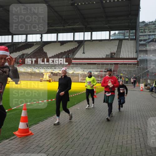 07.12.2025 - St. Pauli X-Mass-Run No. 15 Fabian Wolf http://msf.ph/oto/9418086 07.12.2025 11:23:40 Ziel 2037, 2387, 2389, 2409, 3071, 3190, 3191, 3302, 4648 meine-sportfotos.de