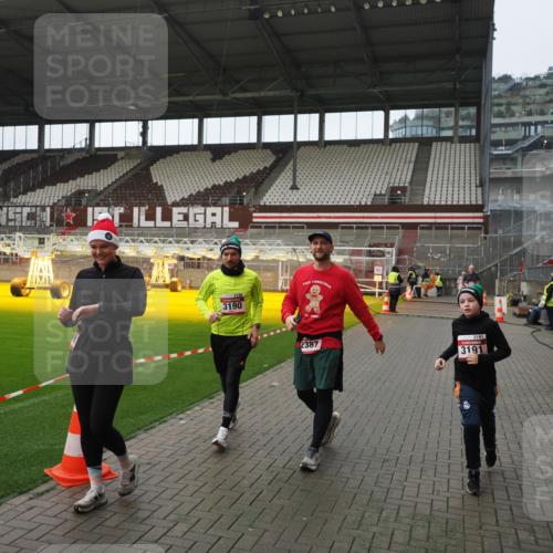 07.12.2025 - St. Pauli X-Mass-Run No. 15 Fabian Wolf http://msf.ph/oto/9418089 07.12.2025 11:23:41 Ziel 2037, 2387, 2389, 2409, 3071, 3190, 3191, 3302, 4648 meine-sportfotos.de
