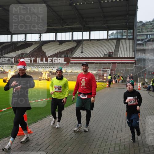 07.12.2025 - St. Pauli X-Mass-Run No. 15 Fabian Wolf http://msf.ph/oto/9418090 07.12.2025 11:23:41 Ziel 2037, 2387, 2389, 2409, 3071, 3190, 3191, 3302, 4648 meine-sportfotos.de