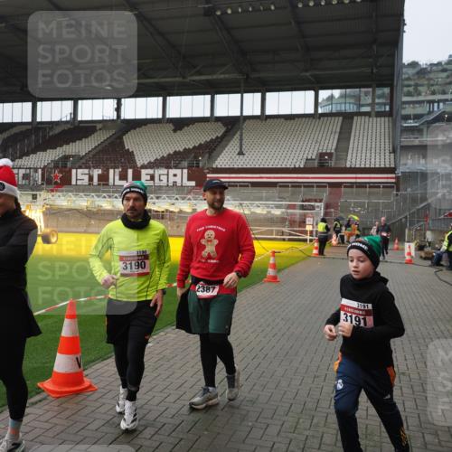 07.12.2025 - St. Pauli X-Mass-Run No. 15 Fabian Wolf http://msf.ph/oto/9418092 07.12.2025 11:23:41 Ziel 2037, 2387, 2389, 2409, 3071, 3190, 3191, 3302, 4648 meine-sportfotos.de