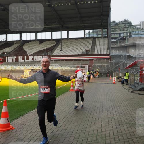 07.12.2025 - St. Pauli X-Mass-Run No. 15 Fabian Wolf http://msf.ph/oto/9418103 07.12.2025 11:23:48 Ziel 593, 2387, 2389, 2409, 3071, 3190, 3191 meine-sportfotos.de