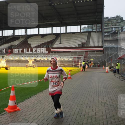 07.12.2025 - St. Pauli X-Mass-Run No. 15 Fabian Wolf http://msf.ph/oto/9418108 07.12.2025 11:23:49 Ziel 593, 2387, 2389, 2409, 3071, 3190, 3191 meine-sportfotos.de