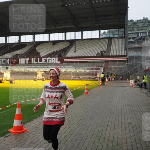 07.12.2025 - St. Pauli X-Mass-Run No. 15 Fabian Wolf http://msf.ph/oto/9418109 07.12.2025 11:23:50 Ziel 593, 2387, 2389, 2409, 3071, 3190, 3191 meine-sportfotos.de