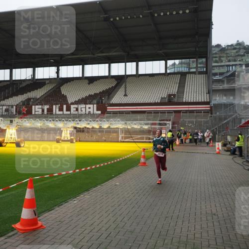 07.12.2025 - St. Pauli X-Mass-Run No. 15 Fabian Wolf http://msf.ph/oto/9418114 07.12.2025 11:23:58 Ziel 593, 2814, 3071 meine-sportfotos.de
