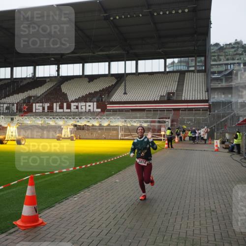 07.12.2025 - St. Pauli X-Mass-Run No. 15 Fabian Wolf http://msf.ph/oto/9418118 07.12.2025 11:23:59 Ziel 593, 2814, 3071 meine-sportfotos.de
